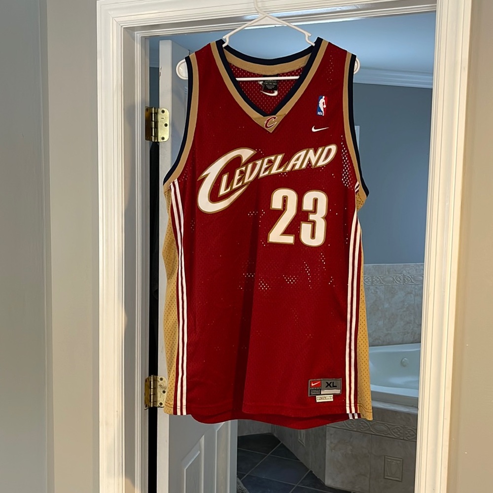 LeBron James size XL Cavs jersey